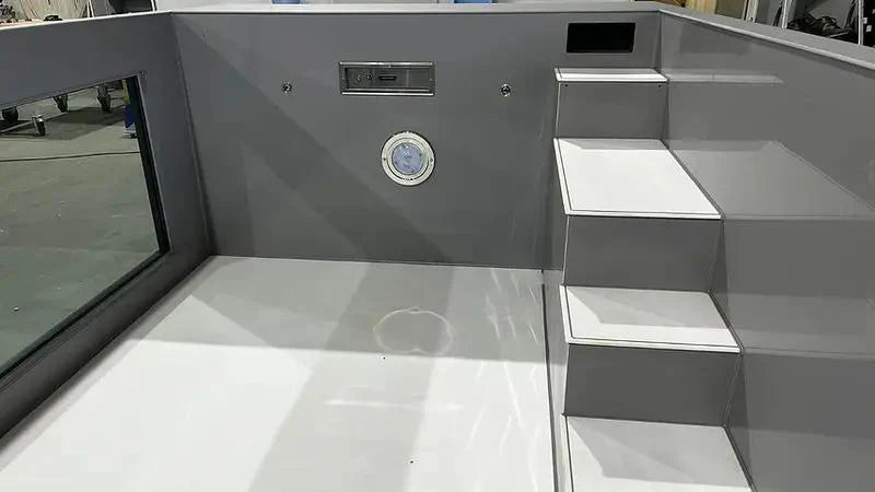 Schwimmbecken aus Polypropylen mit den Maßen 6,5 m x 2,5 m und einem 4 m breiten Fenster